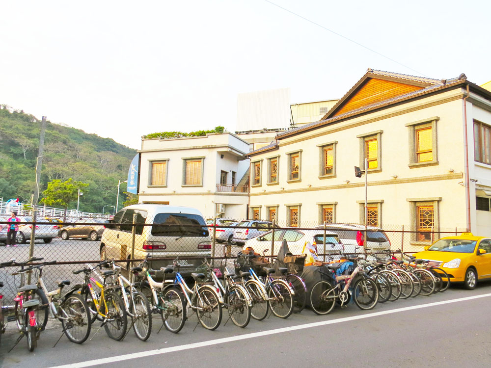 鼓波街洋樓旁的停車場邊，有家讓鄭順聰懷念的麵攤。（鄭順聰·攝影）