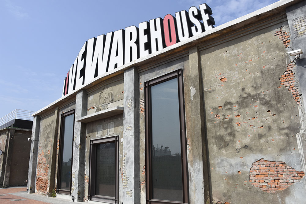 在大義倉庫的「LIVE WAREHOUSE」雖然開沒多久，不過專業跟場館氣勢是不會輸人家的。（楊士傑·攝影）