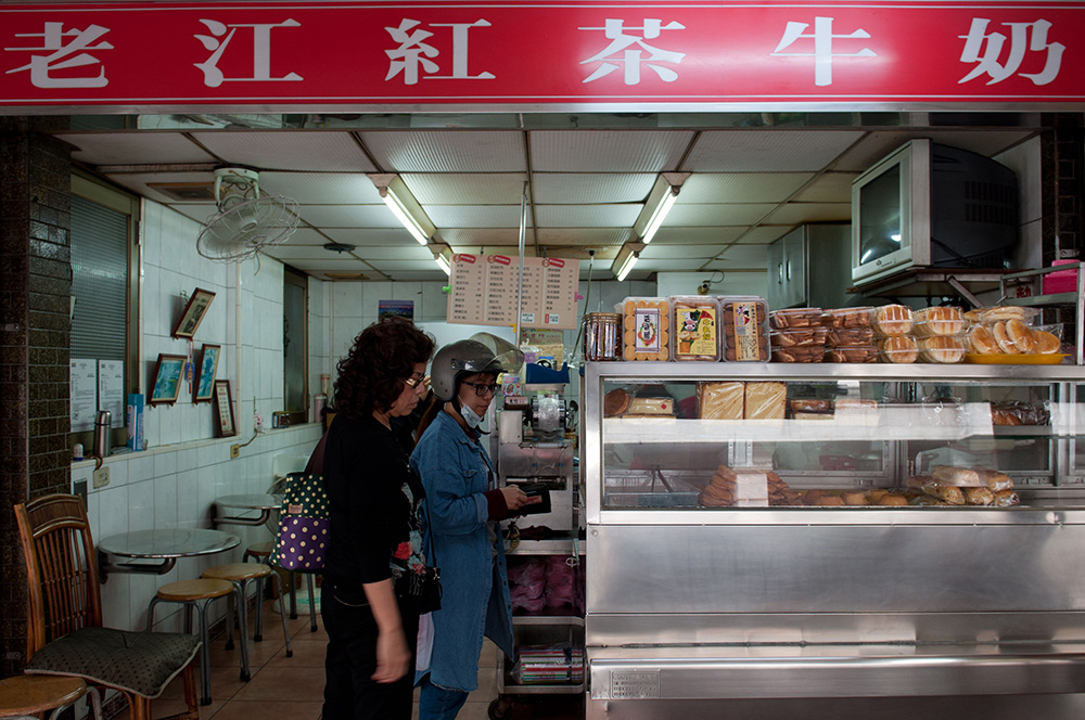 老江紅茶是高雄家喻戶曉的老店，位於南台路上，中正路口附近的低矮老屋。（蕭孟曲·攝影）