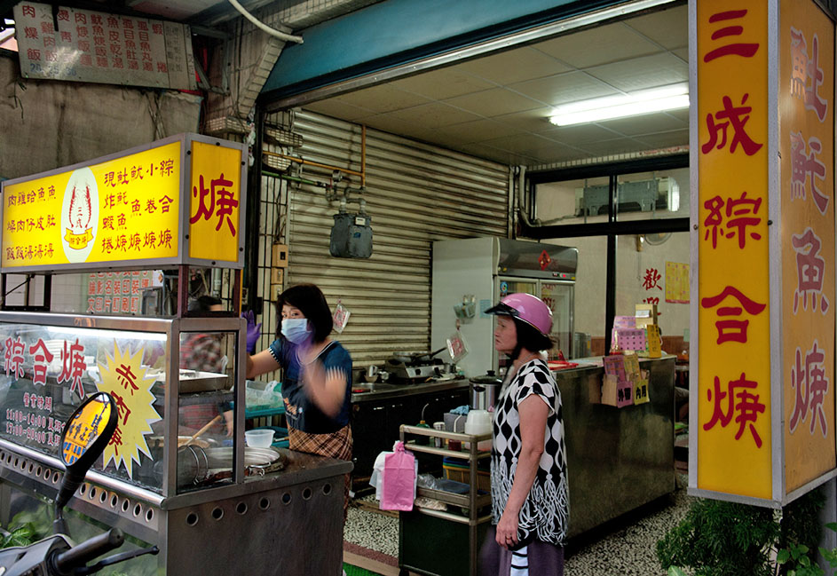 「三成綜合焿」經營十餘年，深受居民、上班族和周遭一帶學生的歡迎。（蕭孟曲·攝影）