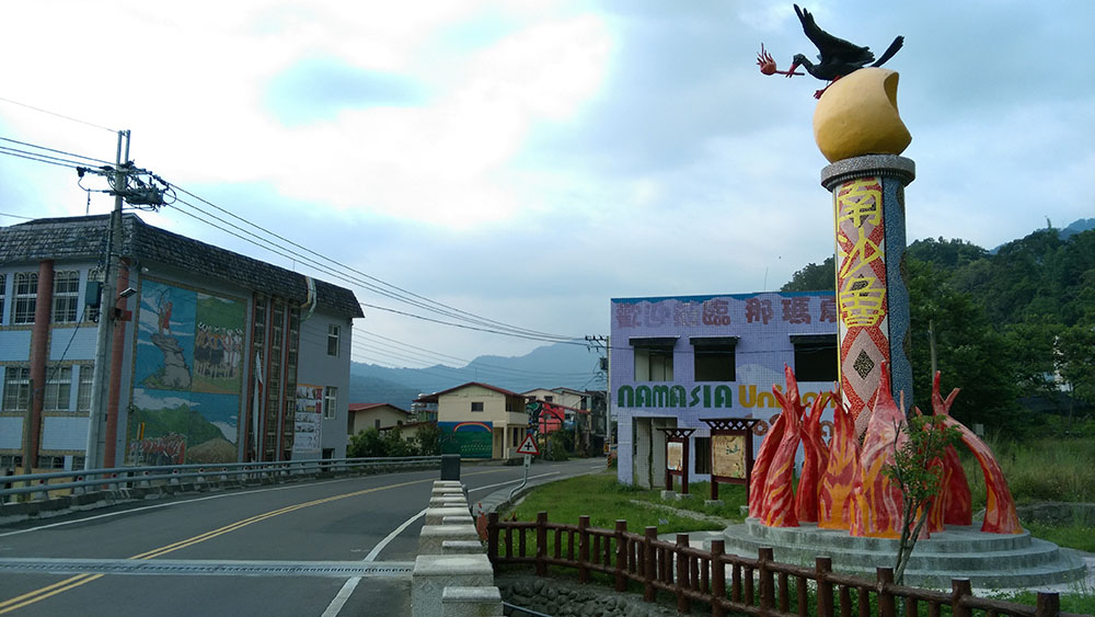 進入那瑪夏「南沙魯部落」，一隻叼著火把的鳥，正是布農族人象徵希望的海碧斯（紅嘴黑鵯）。（林浩然·攝影）