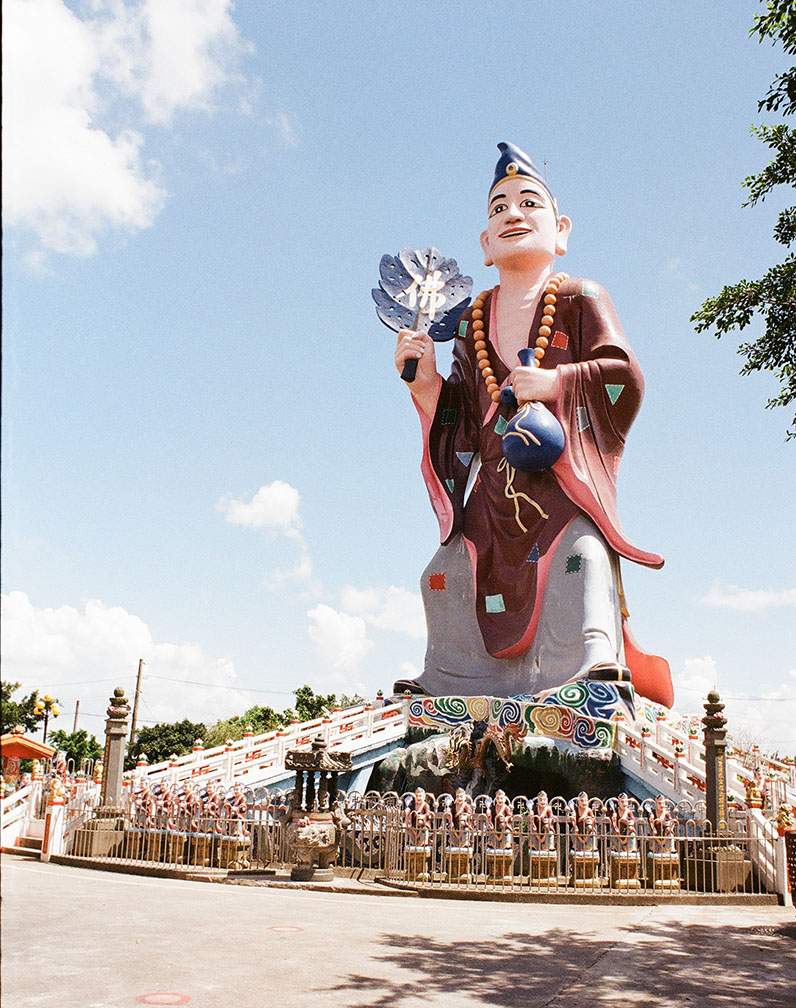 旗山鳳山寺，在國道十號旁不遠，主祀觀音佛祖與濟公活佛。（周書正·攝影）