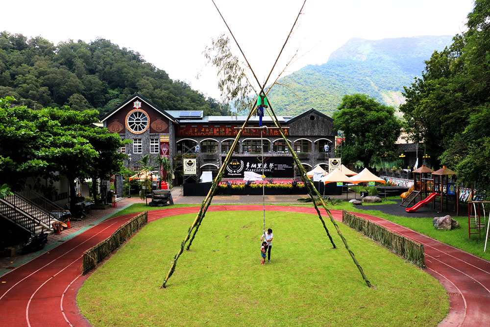 多納國小的操場是黑米祭（Tapakadrawane）的主要場地。（葉郁琪·攝影）