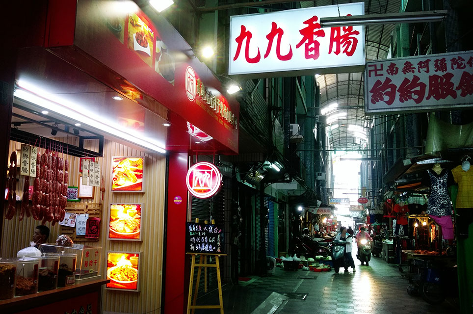 九九肉干食品隱身於市場之中，店家每天手工限量製作，不添加人工香料。（藍秋惠·攝影）