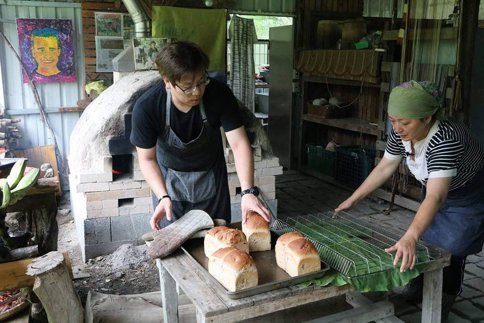 因為遇到了高雄烘焙達人吳克己老師，2012年蓋了「願景窯」，開始了深山裡的麵包店。（深山裡的麵包店·提供）