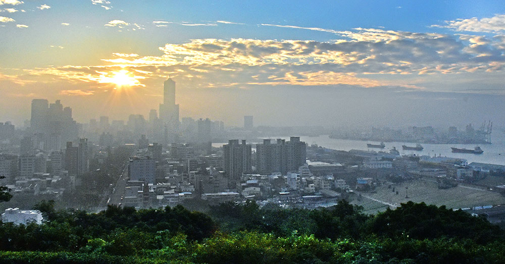  壽山LOVE觀景台除了賞夜景，來這裡欣賞日出，體會不同的都會風情。（葉郁琪·攝影）