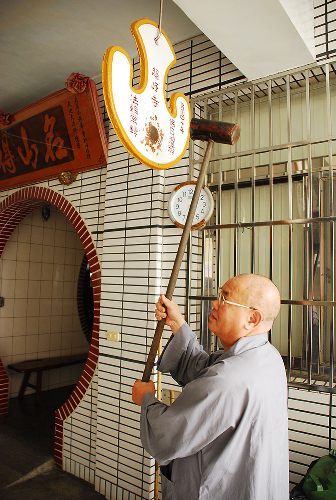 地凱師父示範「敲板」的敲法。（余嘉榮·攝影）