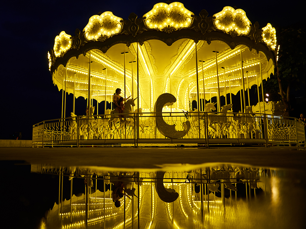 夜間點亮黃光的旋轉木馬有另一種奇幻氛圍。（攝影／Cindy）