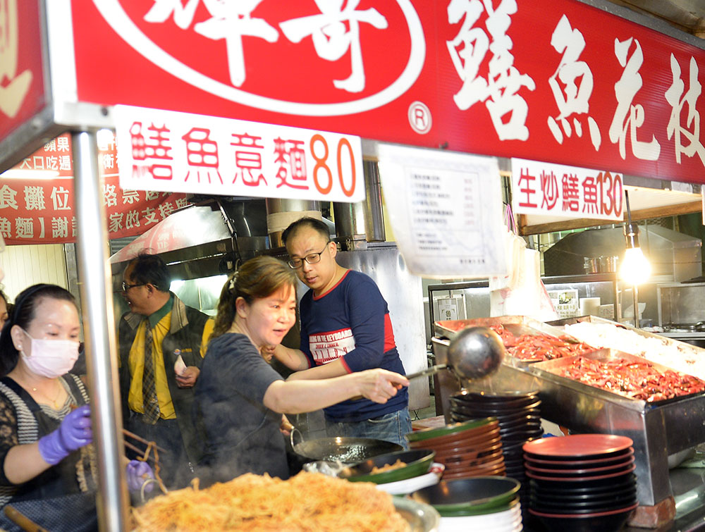 光華夜市的「輝哥鱔魚花枝麵」。（深紅騎士‧攝影）