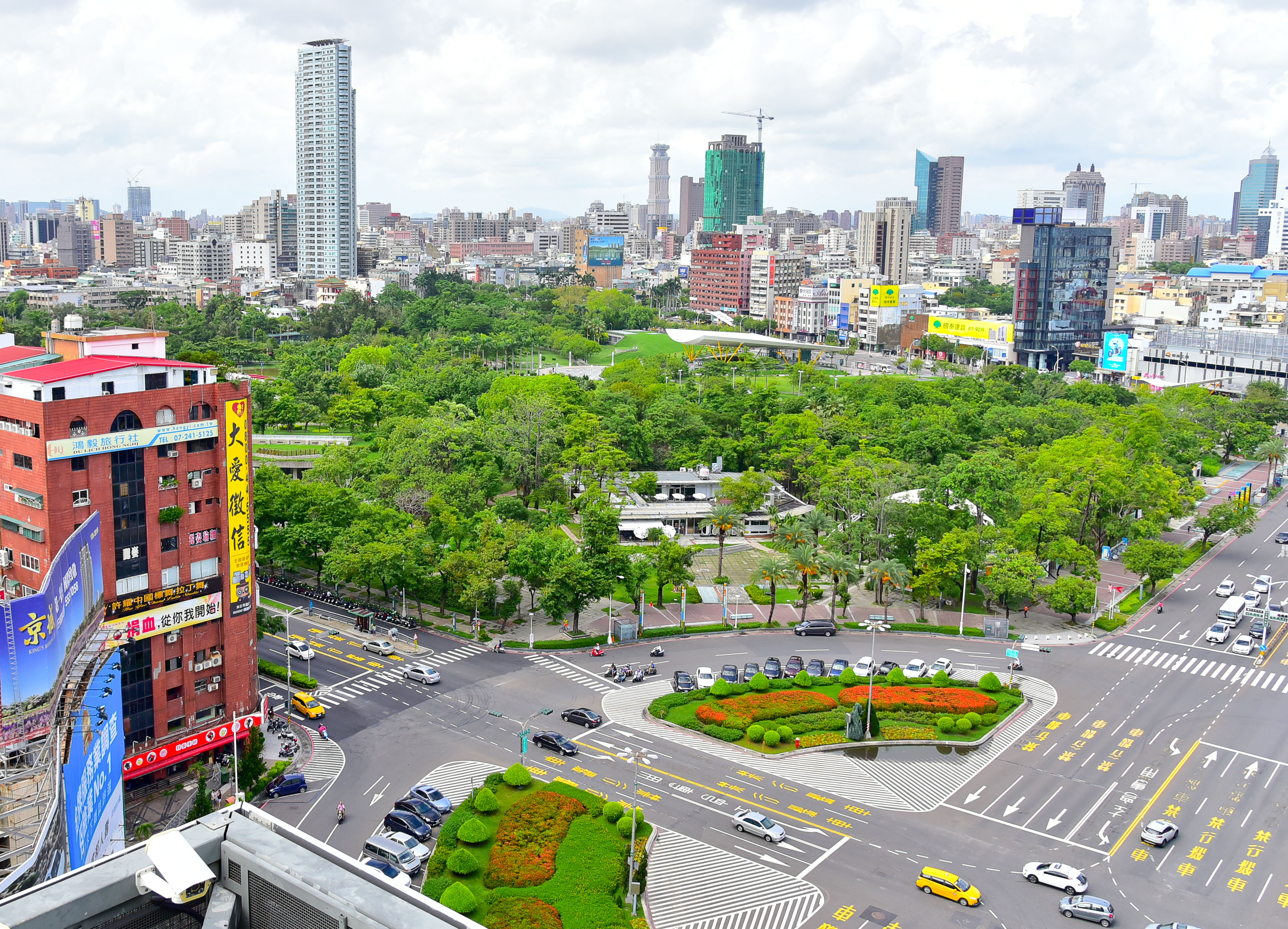 站在百貨頂樓的樂園，可以遠眺高雄街景。（貓手香工作室‧攝影）