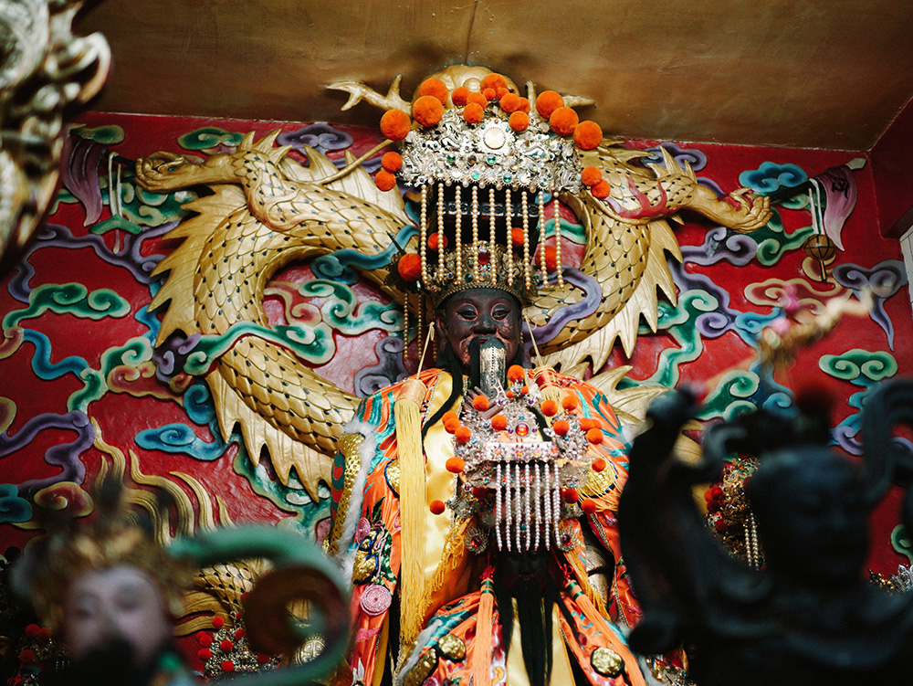 鼓山地嶽殿祭祀「東嶽仁聖大帝」，並合祀地藏王菩薩、李府大神等掌管幽冥事務之神明。（郭宸志‧攝影）