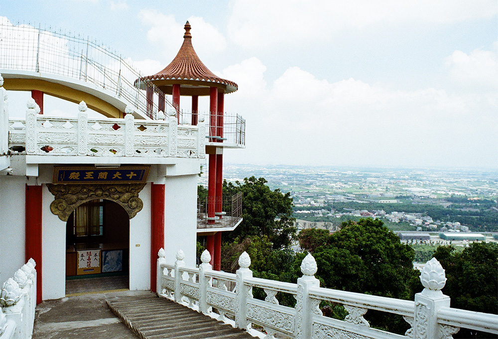 進入十大閻王殿前，可眺望周遭景觀，視野開闊。（畝嘰斗‧提供）