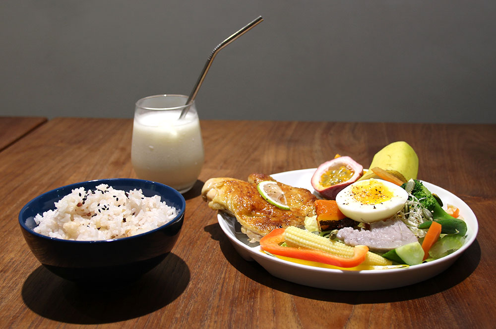 結合雞肉、雞汁與蜂蜜的「岡山蜂蜜檸檬雞飯」。（quava‧攝影）