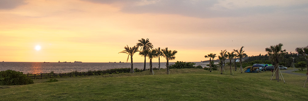 在海邊露營，吹著海風、看著夕陽沒入海平面，十分浪漫。（Eric‧攝影）