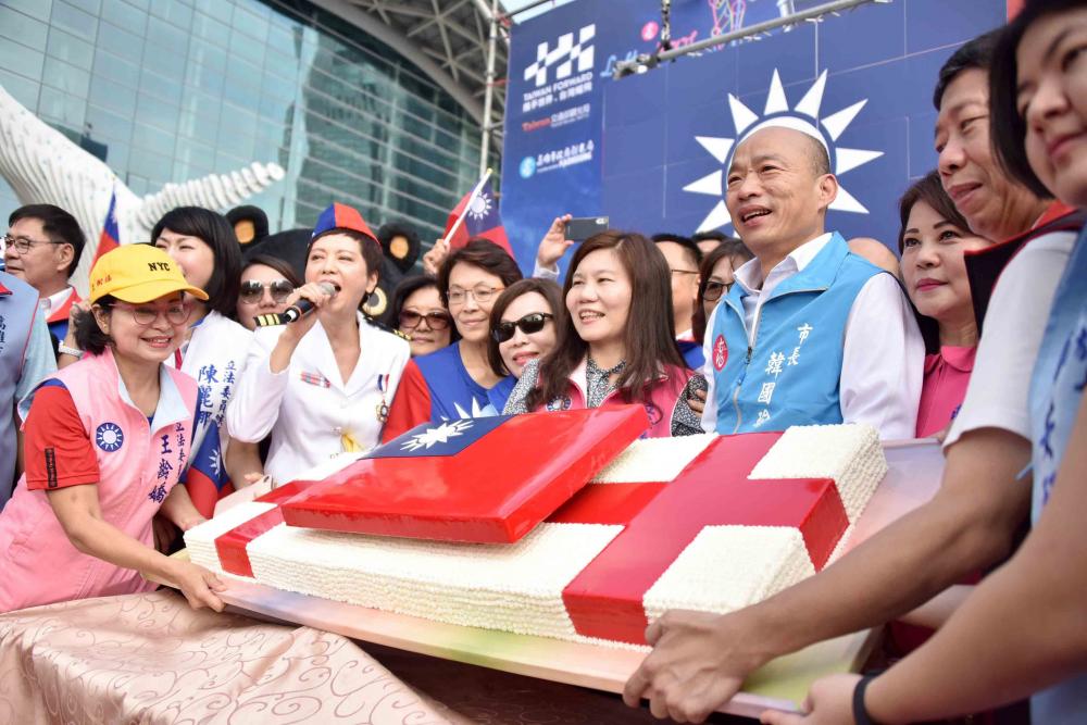 慶賀中華民國108歲生日，現場有國旗蛋糕賀慶典。（圖片提供／高雄市政府新聞局）