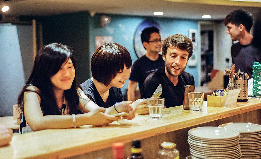 在背包旅店中能認識來自不同國家、文化背景的新朋友。（紙飛機高雄青年旅館‧提供）