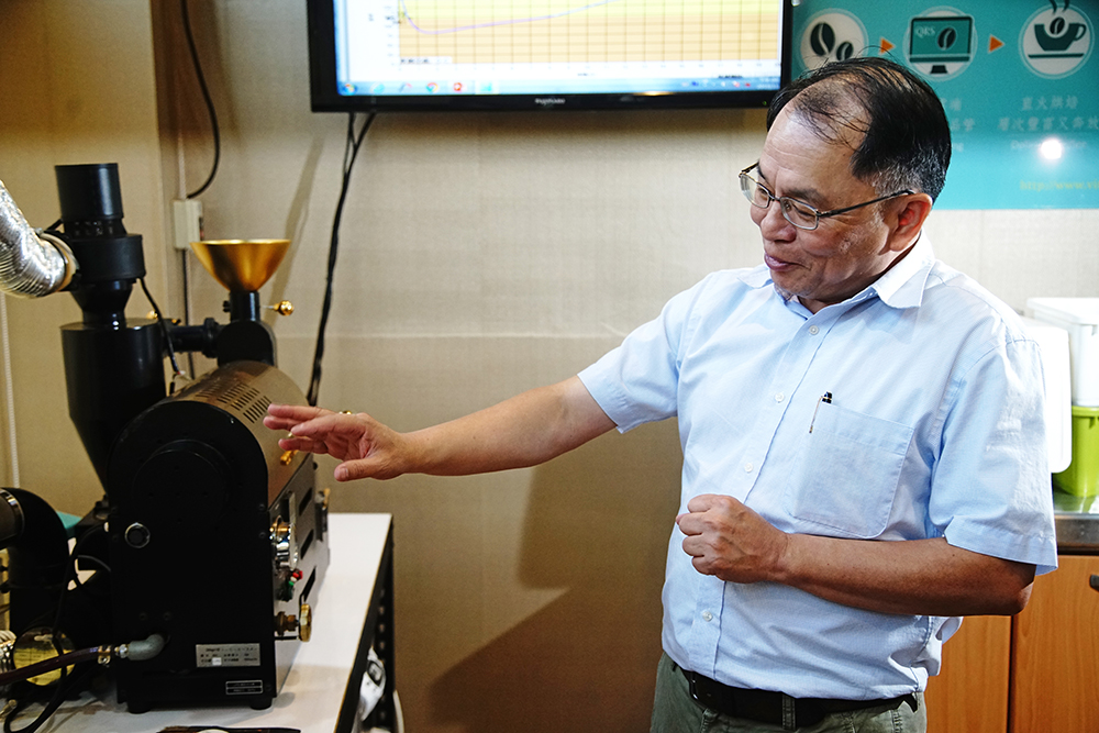 Vita Café總經理張陽燦出身科技界，連聊起咖啡烘焙都是大數據。（攝影／曾信耀）