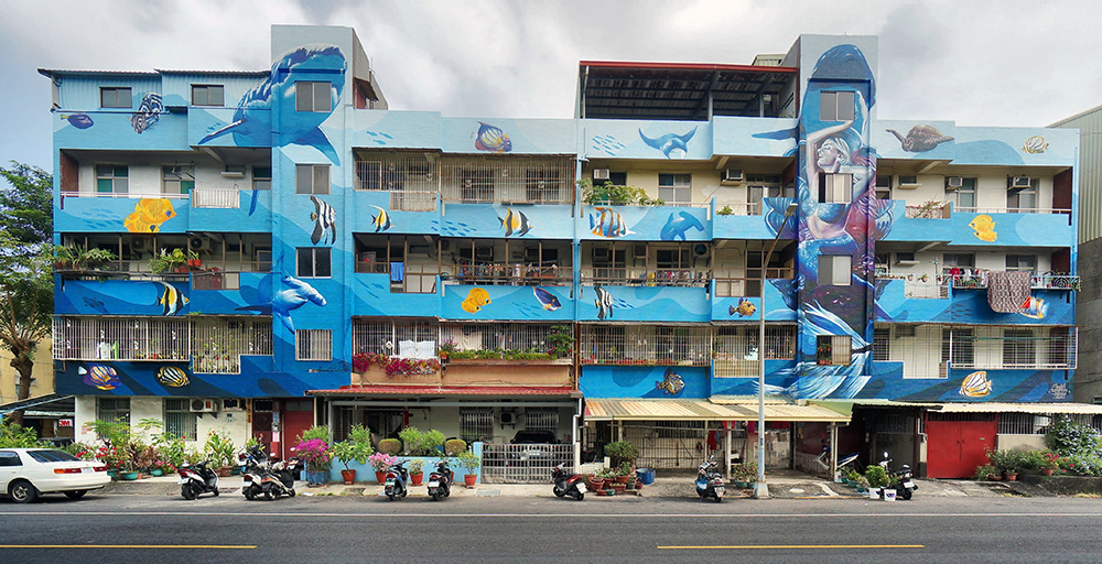 【創作者：回鄉文創有限公司／創作地點：衛武里-行仁路18至24號】由台灣創作者回鄉文創所彩繪的海洋圖案，大幅牆面呈現壯觀效果，相當吸睛。（圖片提供／苓雅區公所）