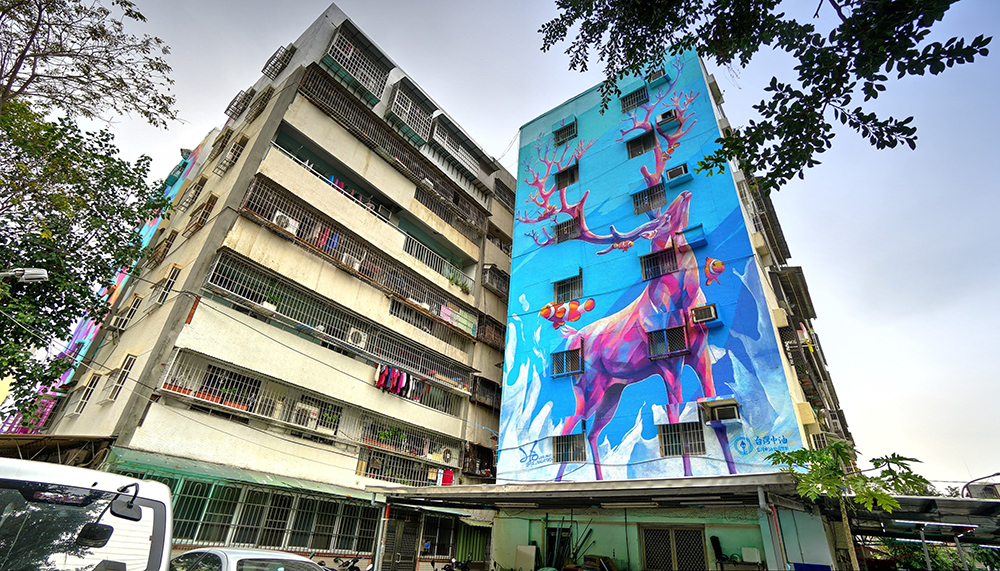 【創作者：LEO HO／創作地點：衛武里—澄清路9巷18號】用色大膽的彩繪作品，讓人一走進社區就被吸引，讓城市藝術更顯活力。（圖片提供／苓雅區公所）