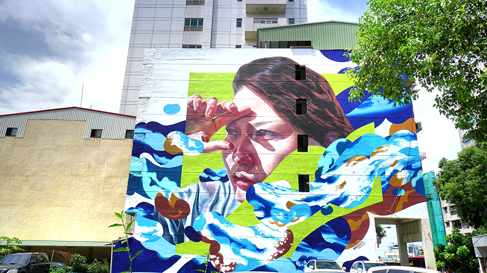 【創作者：團體WHOLE9(簡稱W9) Hitch、Simo／創作地點：苓東里-苓南路32號】來自大阪藝術家創作的「天空」，以藍天、海洋作為創作背景，是今年第一幅完成的巨牆作品。（圖片提供／苓雅區公所