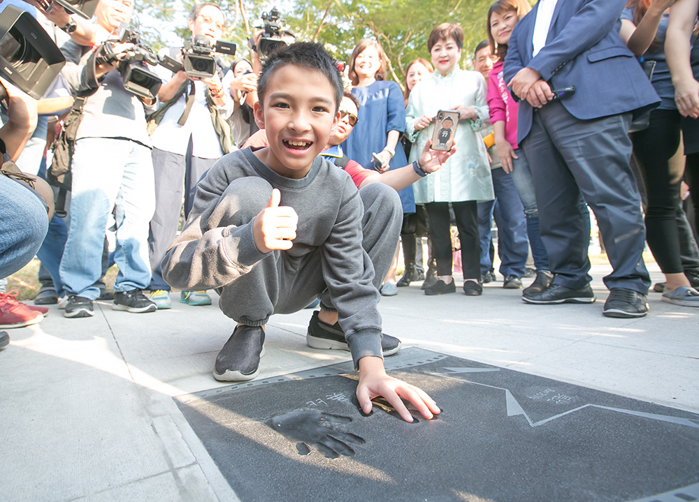高雄市觀光局十月代言人、寶可夢世界冠軍吳比說，他沒想過自己手印在星光大道上。（照片提供/高雄市政府新聞局）