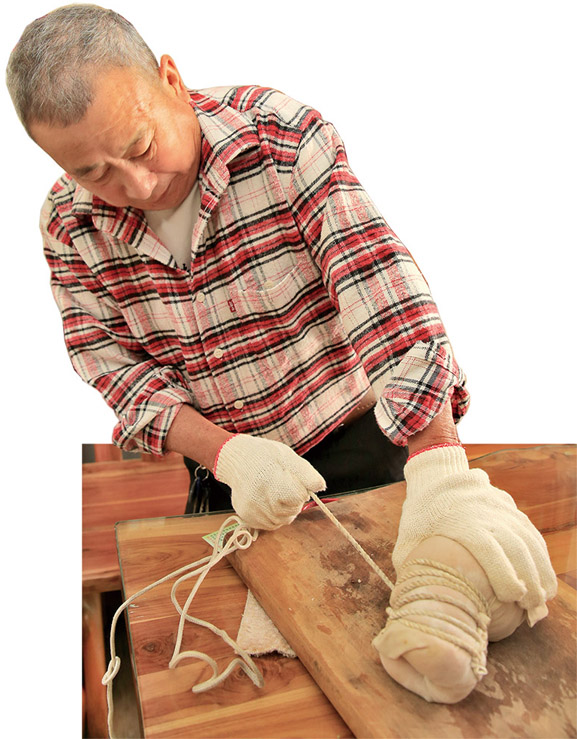 製作香腸和捆蹄 Making cured sausages and marinated pig skin rolls