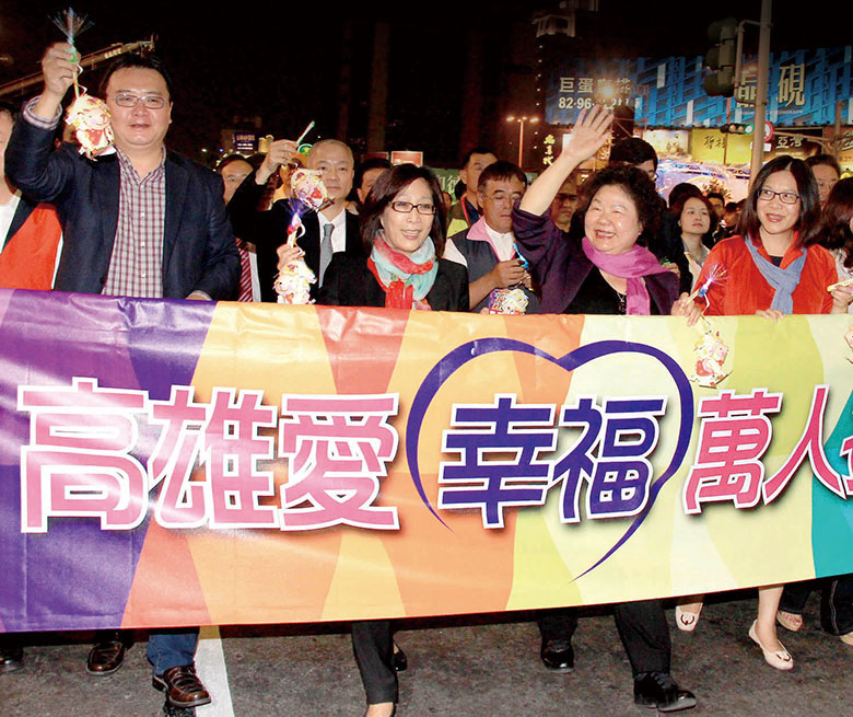 陳菊市長(左3)參加萬人提燈大遊行 Mayor Chen Chu (third left) participating the Lantern Parade