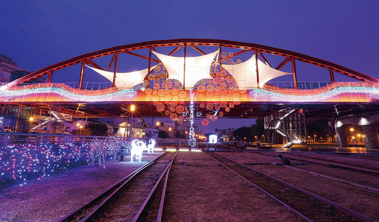 「天空雲台」大型燈飾 Jumbo-sized lanterns at the 