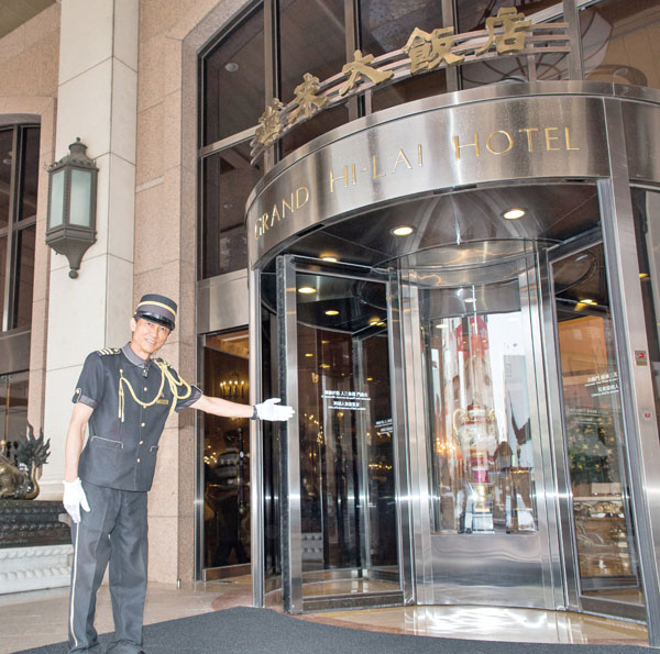 The Doorman of the Grand Hi-Lai Hotel- Cheng Yi-yang