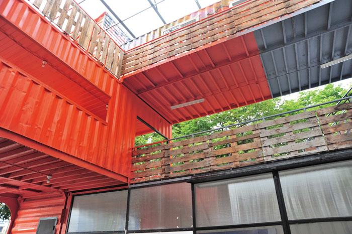 以13只貨櫃打造的貨櫃宅是高雄最大的貨櫃宅 Kaohsiung's largest cargo-container building has two stories and consists of 