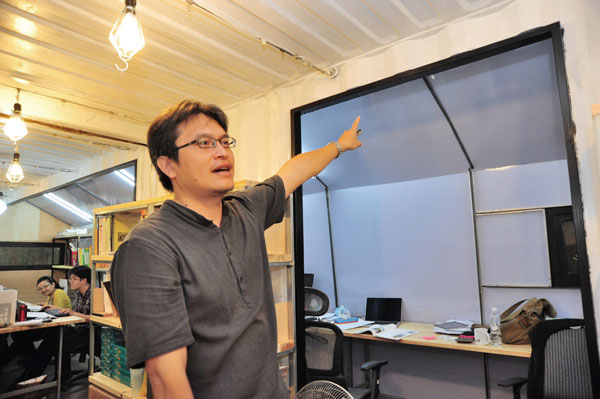 王啟圳的貨櫃屋辦公室 Mr. Wang's cargo-container office