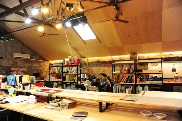 王啟圳的貨櫃屋辦公室 Mr. Wang's cargo-container office