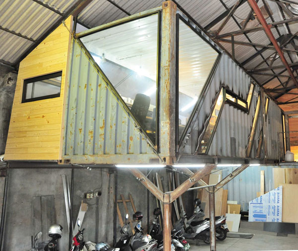 王啟圳的貨櫃屋辦公室 Mr. Wang's cargo-container office