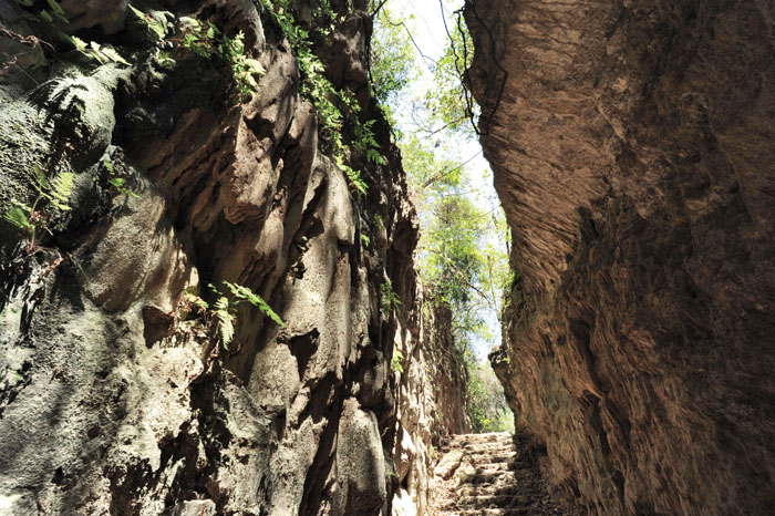 石母乳一線天 Stone Breasts' Gorge