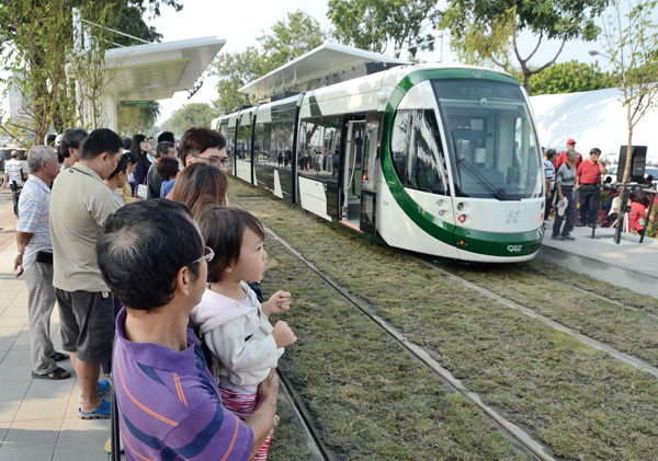 民眾試乘輕軌 Residents get a preview of new KLRT.
