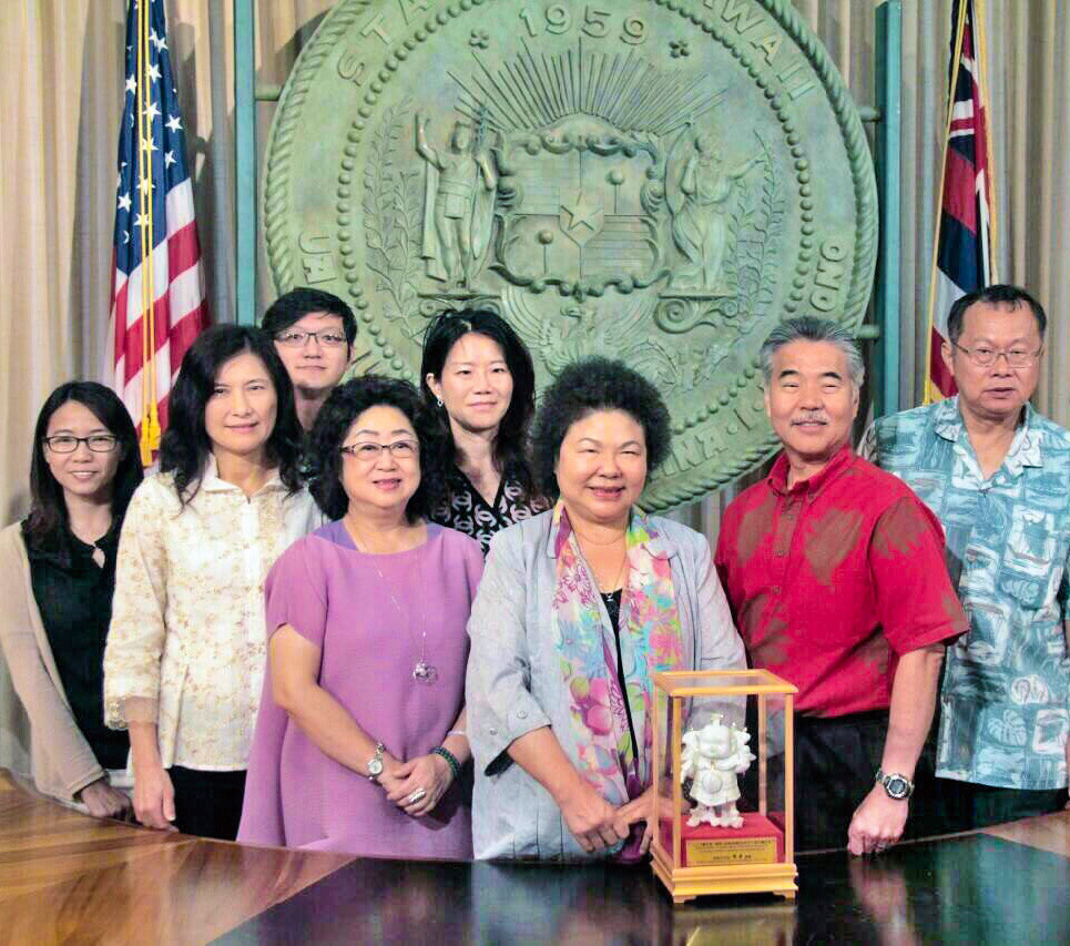 Mayor Chen Chu (third right) and Kaohsiung delegation meeting with Hawaiian Governor David lge (second right)