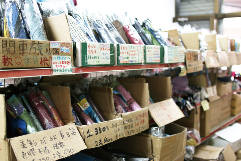 佈滿貼心資訊的商品架 Umbrellas in Ren Hau