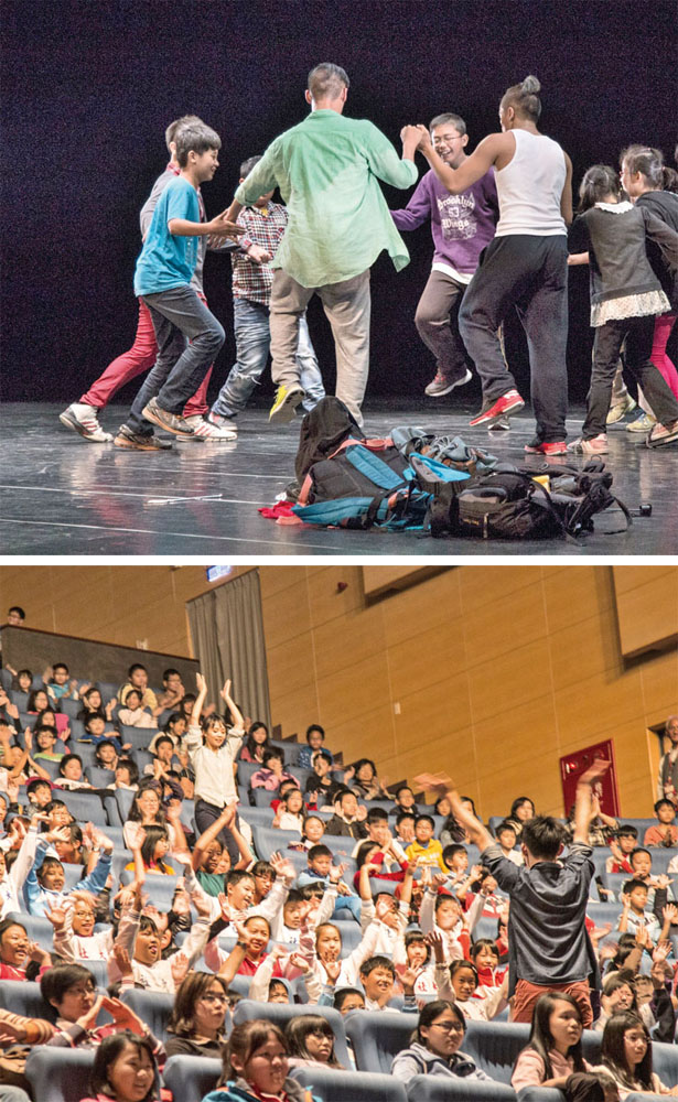 雲門2舞者和孩子手牽手一起跳舞 Cloud Gate 2 performers dancing hand-in-hand with children