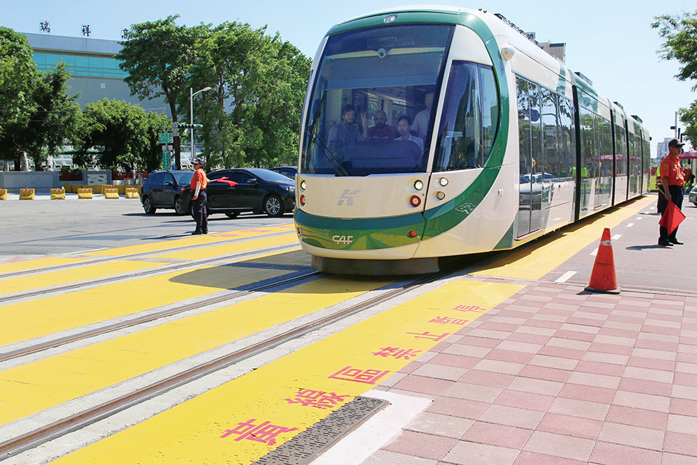 Residents are Reminded to Yield Right-of-Way for the Light Rail