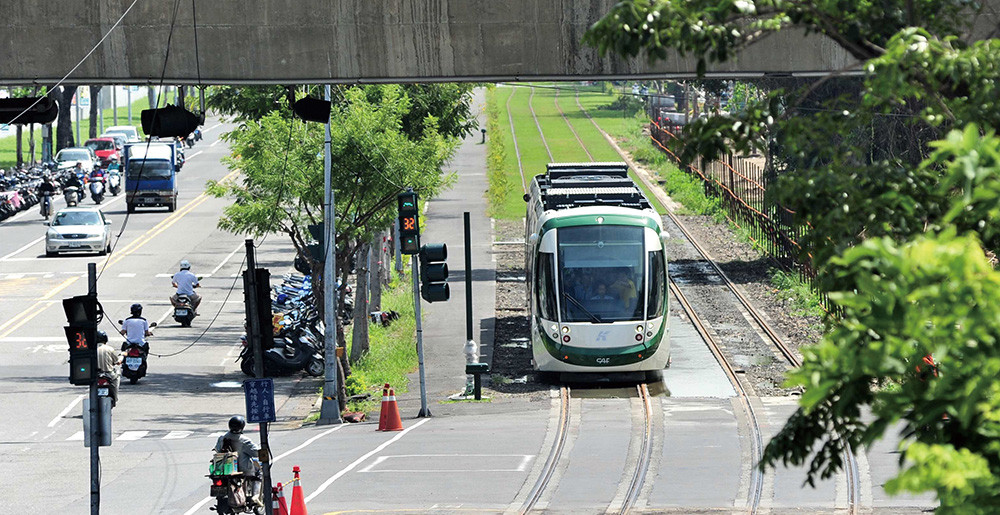 輕軌加入高雄人的日常生活 A new way to travel around Kaohsiung