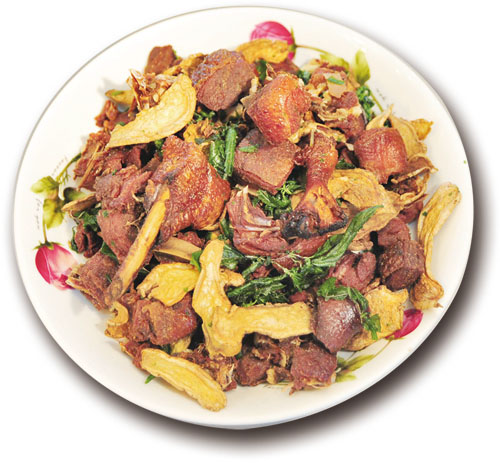 脆皮鹽酥鴨和配料薑片、九層塔 Crispy fried duck with slices of ginger and basil