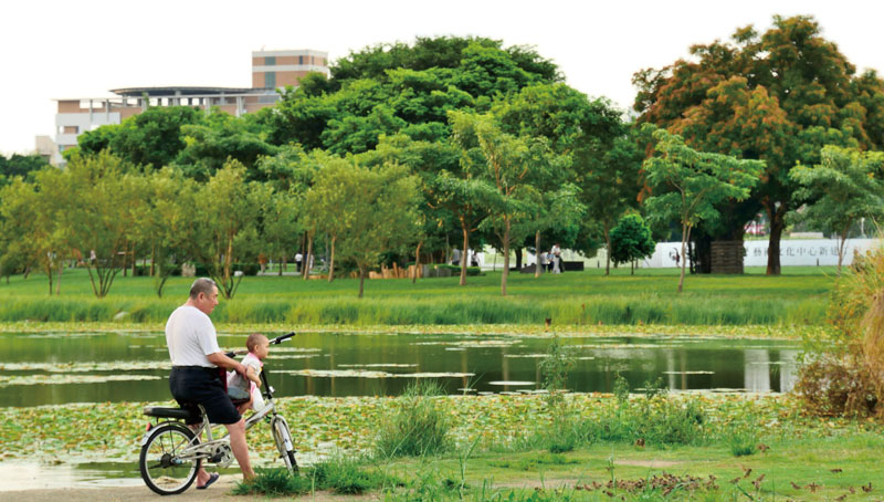 園區裏的生態湖和美麗的景觀 Park's lake and beautiful landscape