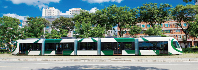 輕軌列車彷彿是滑在草地上的移動風景 The trams appear to glide across the grass.