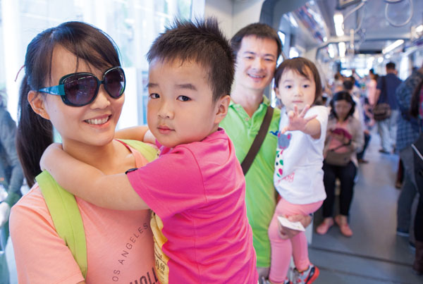 搭上輕軌首發列車的乘客 Riders enjoy the light rail's first trial run