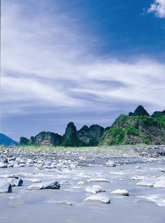 六龜擁有森林與溫泉豐富的觀光資源，利用假期可以洗滌身心 Liouguei District, popular for weekend getaways, hiking and hot springs