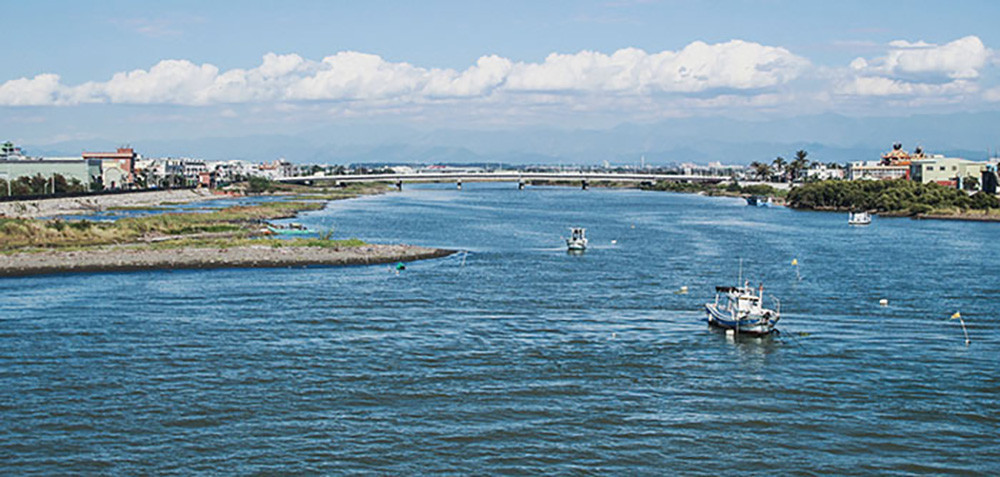 茄萣區隔著二仁溪與台南市灣裡左右相望 The Erren River divides Kaohsiung's Cieding District from Wanli in Tainan City'