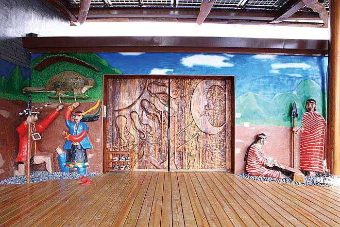 校園內布農族文化裝置藝術 Paintings and carvings of Bunun aboriginal motifs