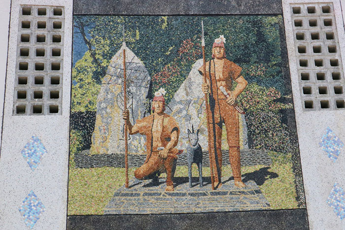 校門口右側牆上馬賽克拼貼壁畫 Entering via the main gate, one sees mosaics on the right.