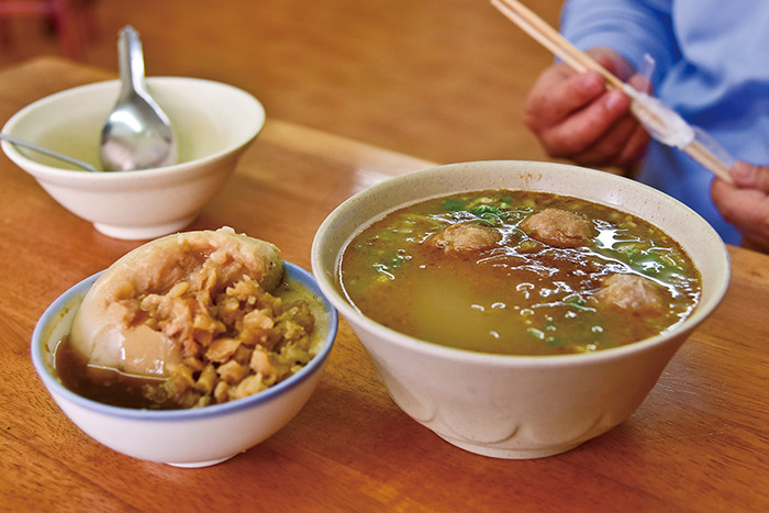 Touring around Kaohsiung with Taxi Driver Syu Cyun-dian