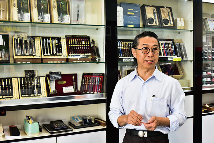 Mr. Cai Cing-zai Brings Back the Fountain Pen Trend